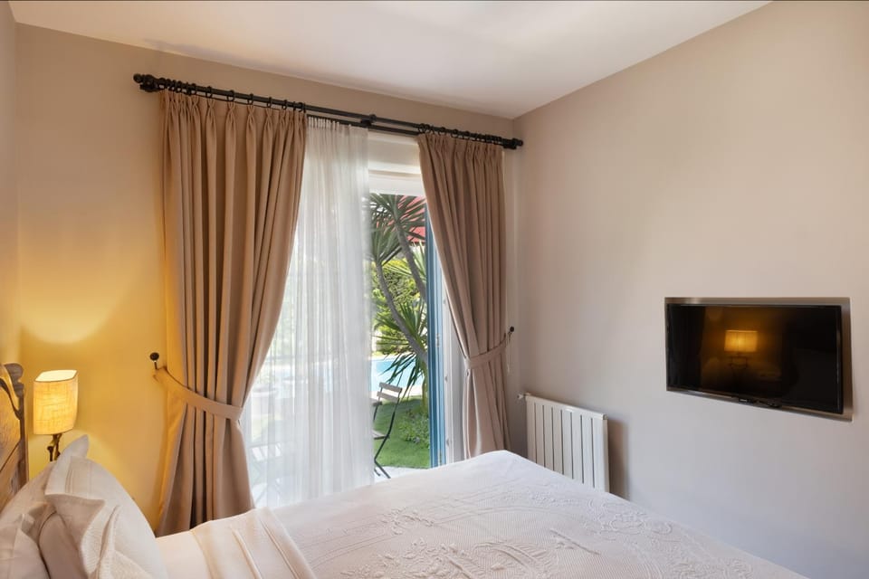 Bed, TV and multimedia, Bedroom