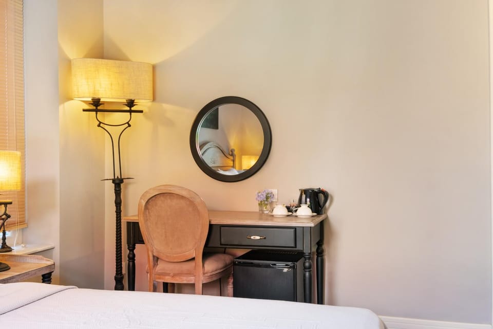 Bedroom, hair dresser