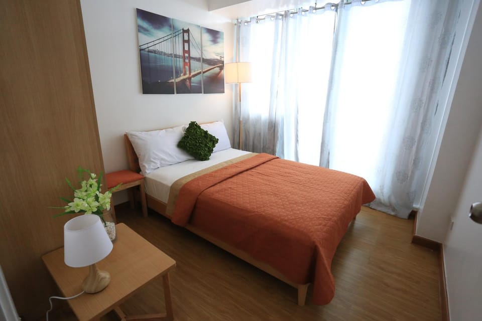 Photo of the whole room, Bedroom