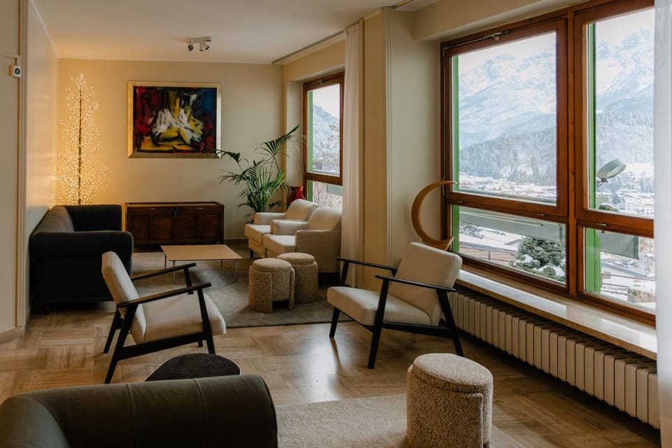 Communal lounge/ TV room