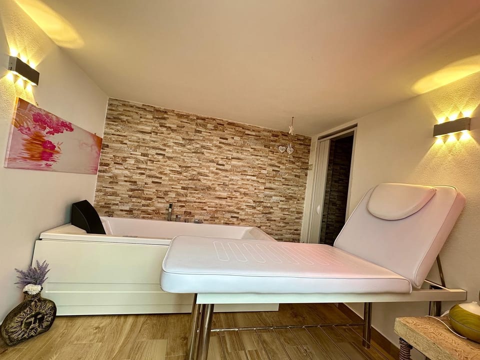 Shower, Bed, Hot Tub, Spa and wellness centre/facilities