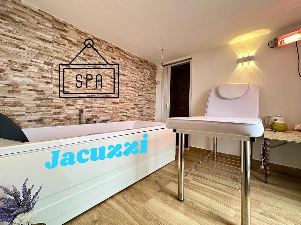 Shower, Hot Tub, Spa and wellness centre/facilities