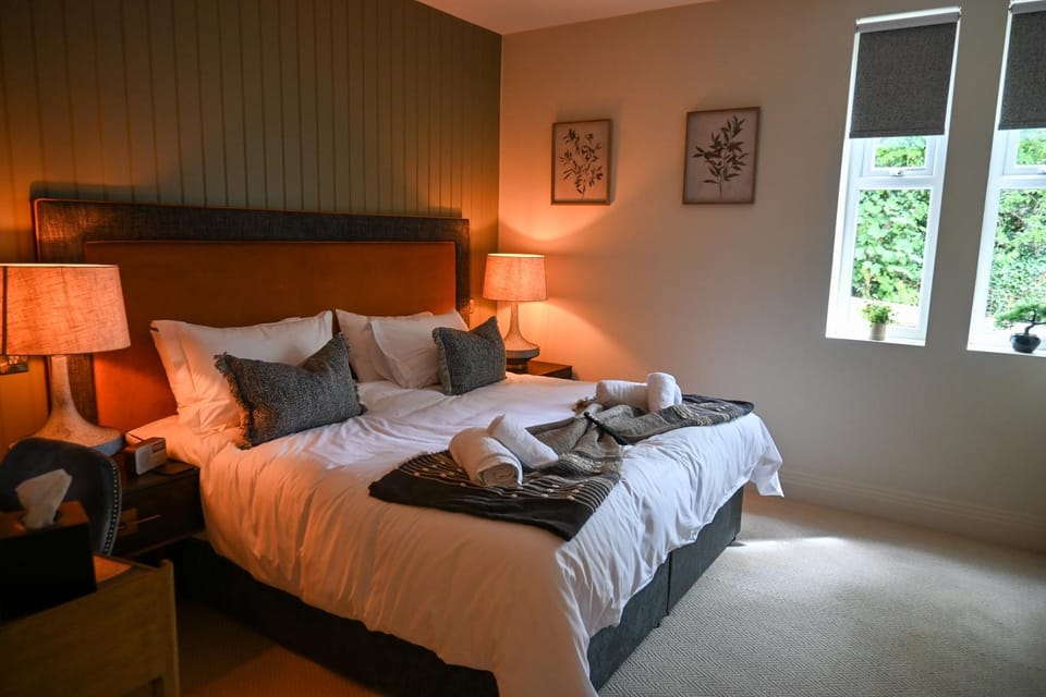 Bed, Photo of the whole room, Bedroom, towels