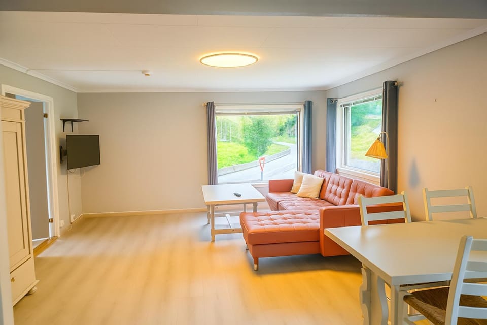 TV and multimedia, Living room, Seating area, Dining area