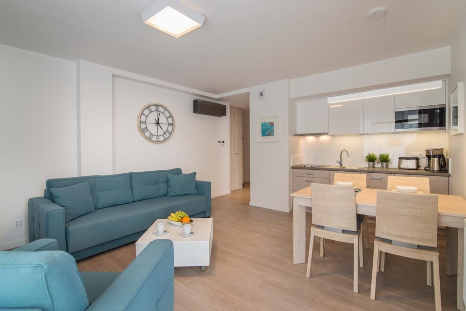 Coffee/tea facilities, Kitchen or kitchenette, Living room, Dining area