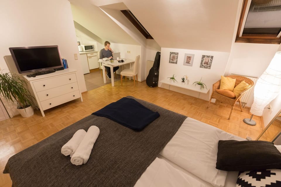 Communal lounge/ TV room, TV and multimedia, Living room, Photo of the whole room, Seating area, Bedroom