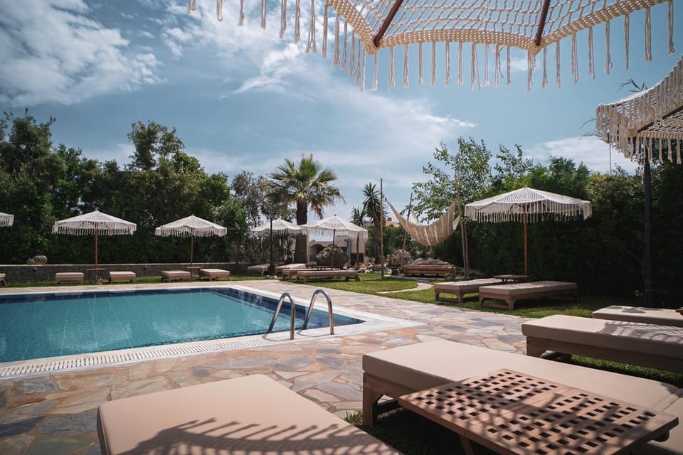 Swimming pool, sunbed