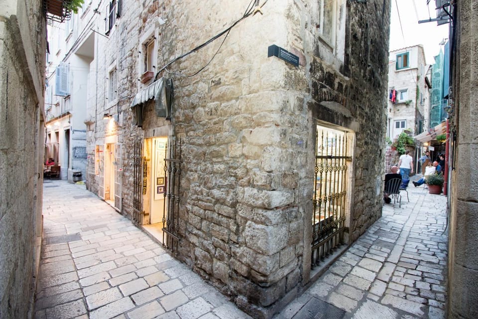 Nearby landmark, Facade/entrance, Shopping Area