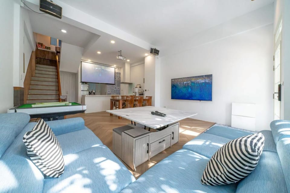 TV and multimedia, Kitchen or kitchenette, Living room, Seating area, Dining area