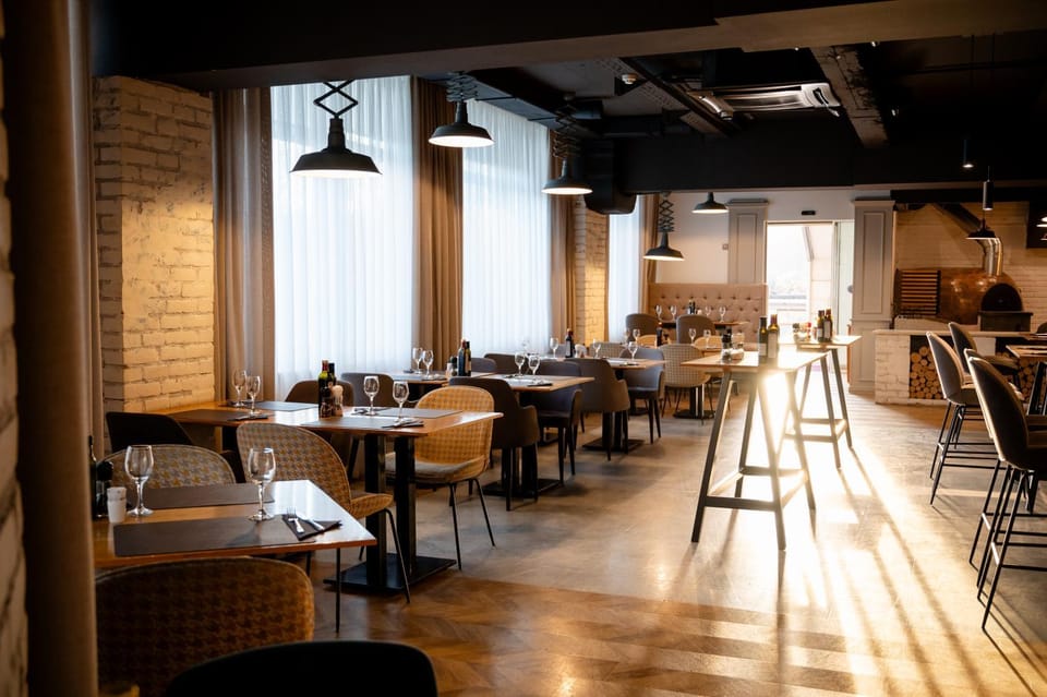 Restaurant/places to eat, Banquet/Function facilities, Seating area