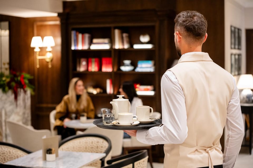 People, Coffee/tea facilities, Banquet/Function facilities, Seating area, Guests, group of guests