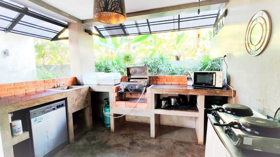 BBQ facilities, Kitchen or kitchenette, Dining area, Diving, dishwasher