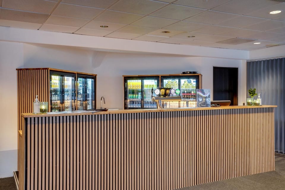 Restaurant/places to eat, Lounge or bar, Food and drinks, Business facilities, On site, Drinks, Non alcoholic drinks, Location