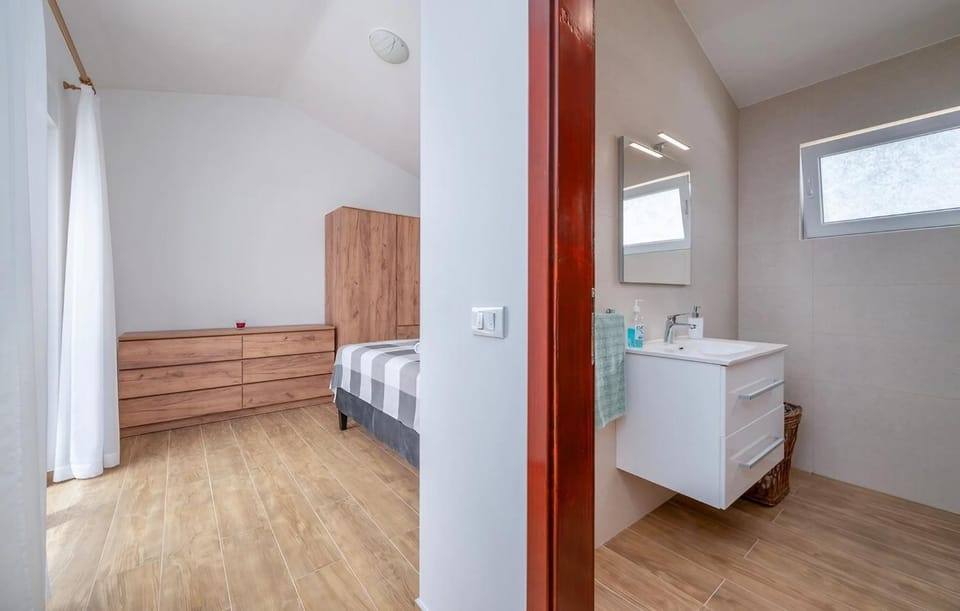 Property building, Bathroom, Bedroom