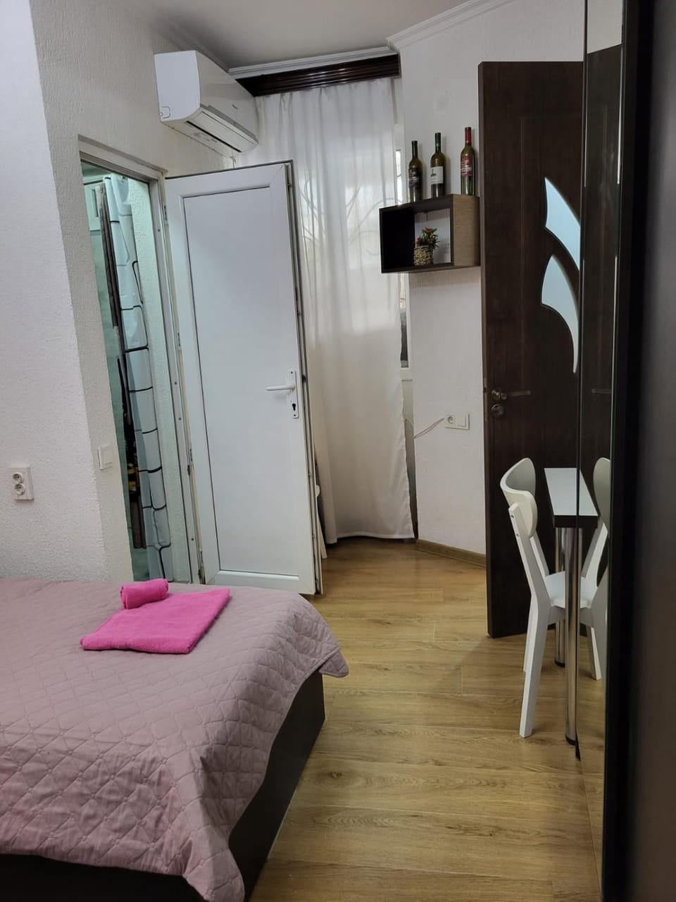Bed, Photo of the whole room