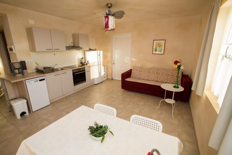 Coffee/tea facilities, Kitchen or kitchenette, Living room, Seating area, Dining area