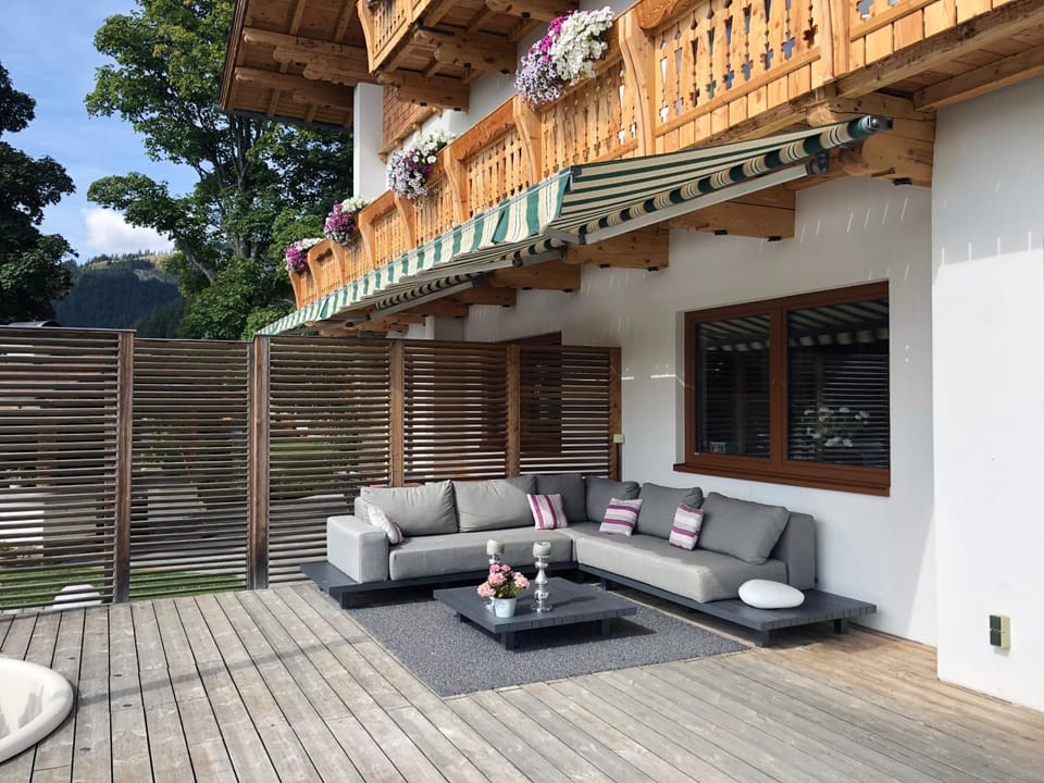Property building, Patio, Garden, Balcony/Terrace