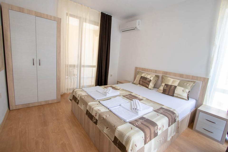 Photo of the whole room, Bedroom