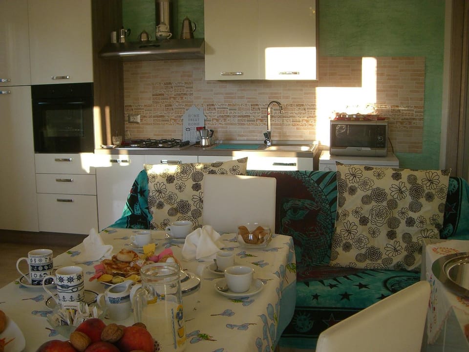 Coffee/tea facilities, Living room, Food and drinks, Seating area, Dining area, Food