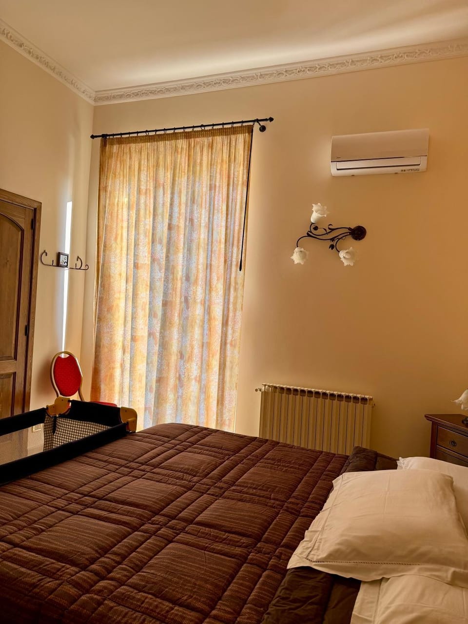Bed, Photo of the whole room, Bedroom, internet, air conditioner