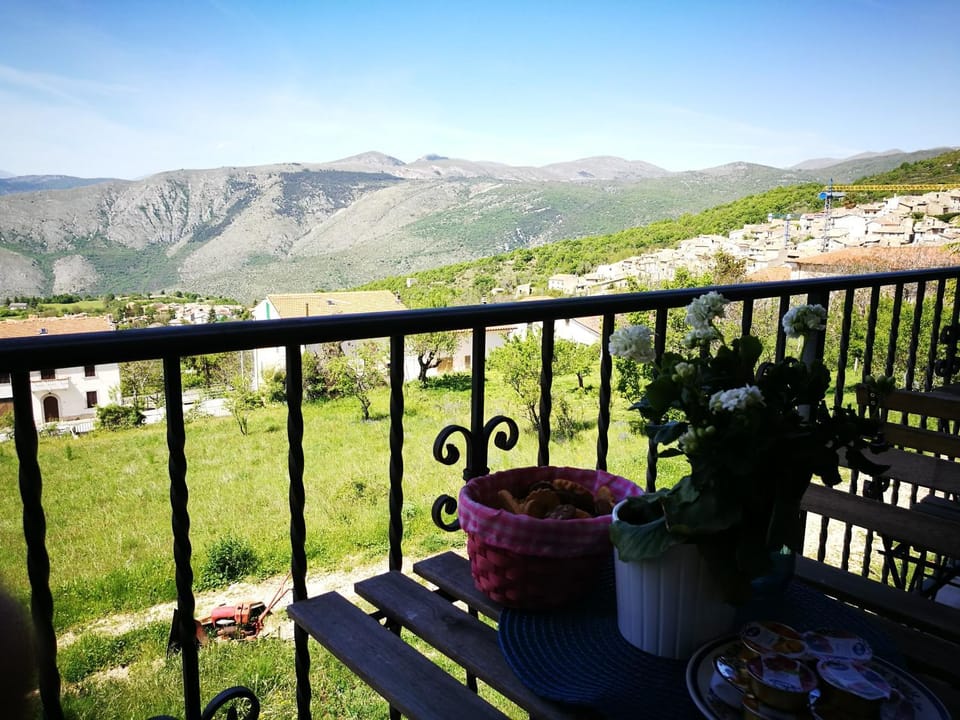 Communal lounge/ TV room, Mountain view, Buffet breakfast