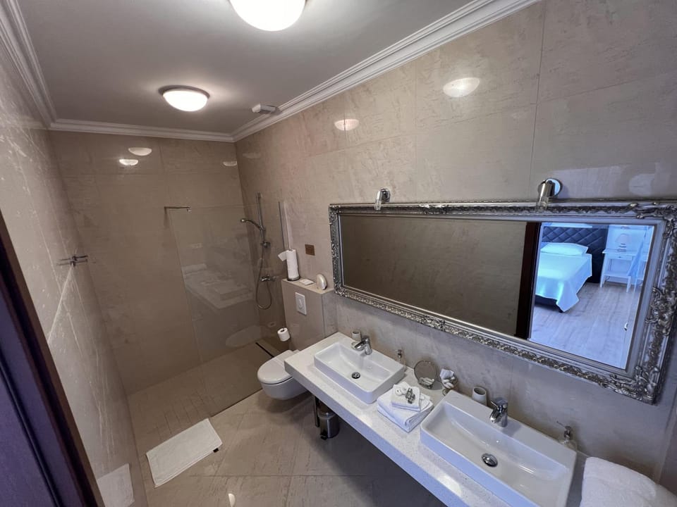 Shower, Bathroom, towels