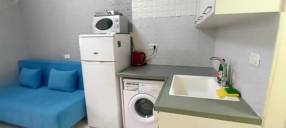 Kitchen or kitchenette, minibar, washing machine