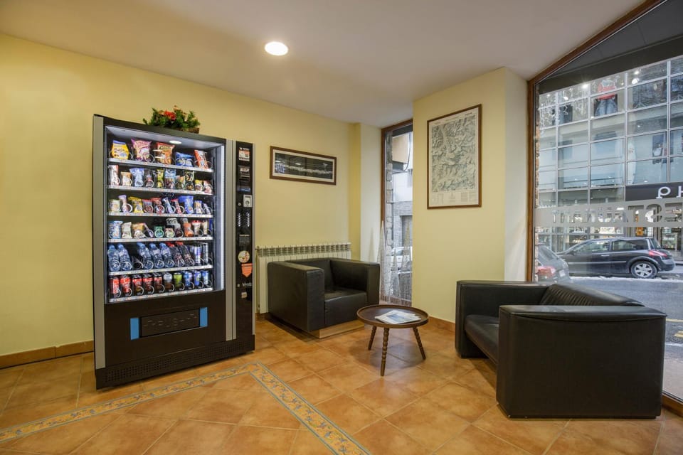 Lobby or reception, Food, Drinks