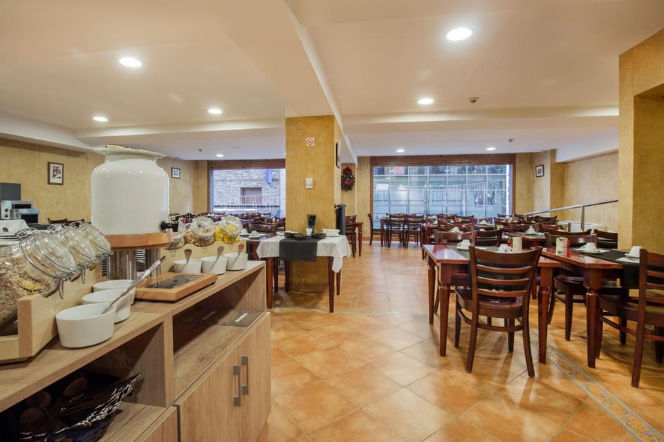 Lounge or bar, Food, Drinks