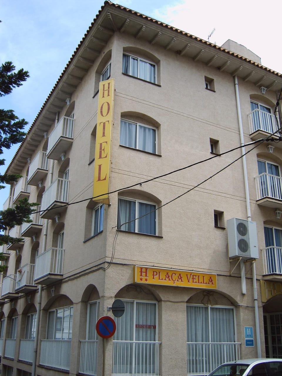 Facade/entrance