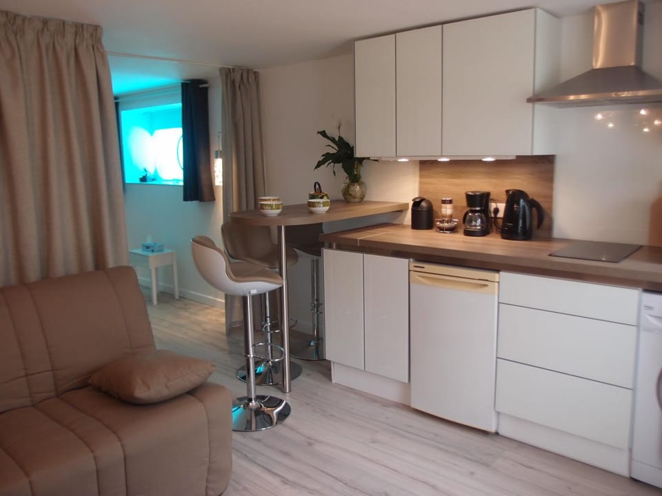 Coffee/tea facilities, Kitchen or kitchenette, Seating area, Dining area