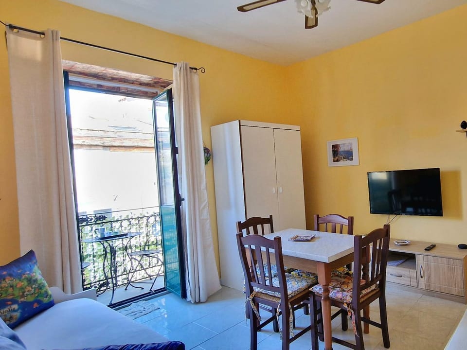 Bed, TV and multimedia, View (from property/room), Balcony/Terrace, Living room, Seating area, Dining area, internet, internet, locker, air conditioner