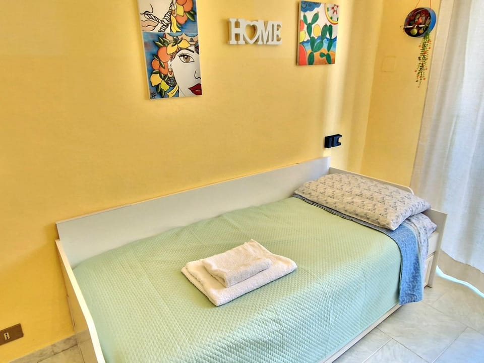 Bed, Living room, towels