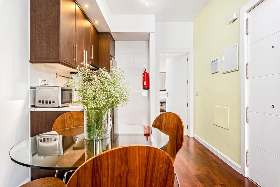 Kitchen or kitchenette, Living room, Seating area, Dining area