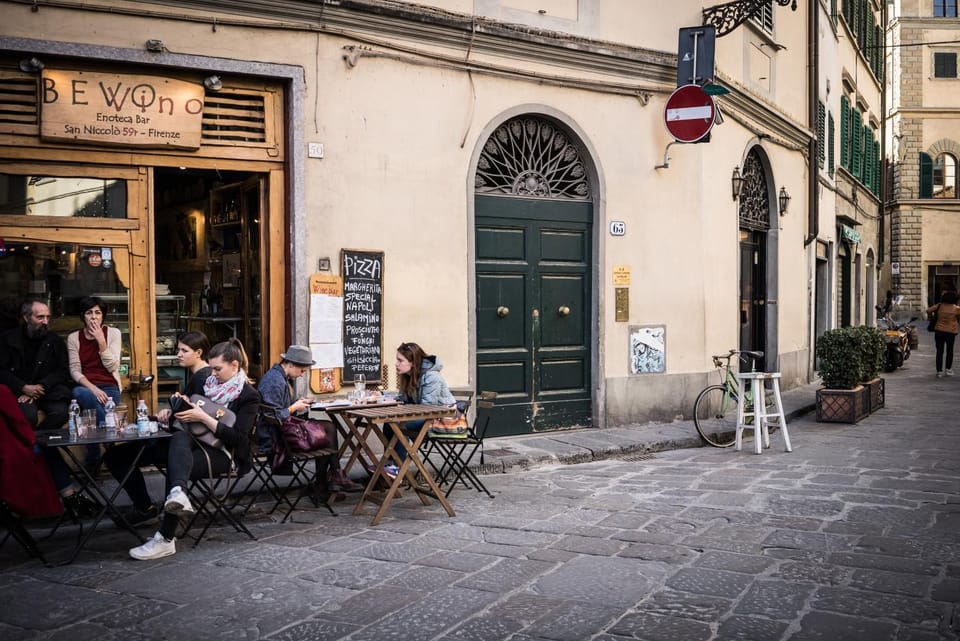 Property building, Restaurant/places to eat, Facade/entrance, Neighbourhood