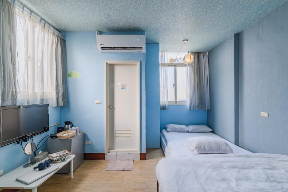 Bed, TV and multimedia, Photo of the whole room, Bedroom, hair dresser, air conditioner