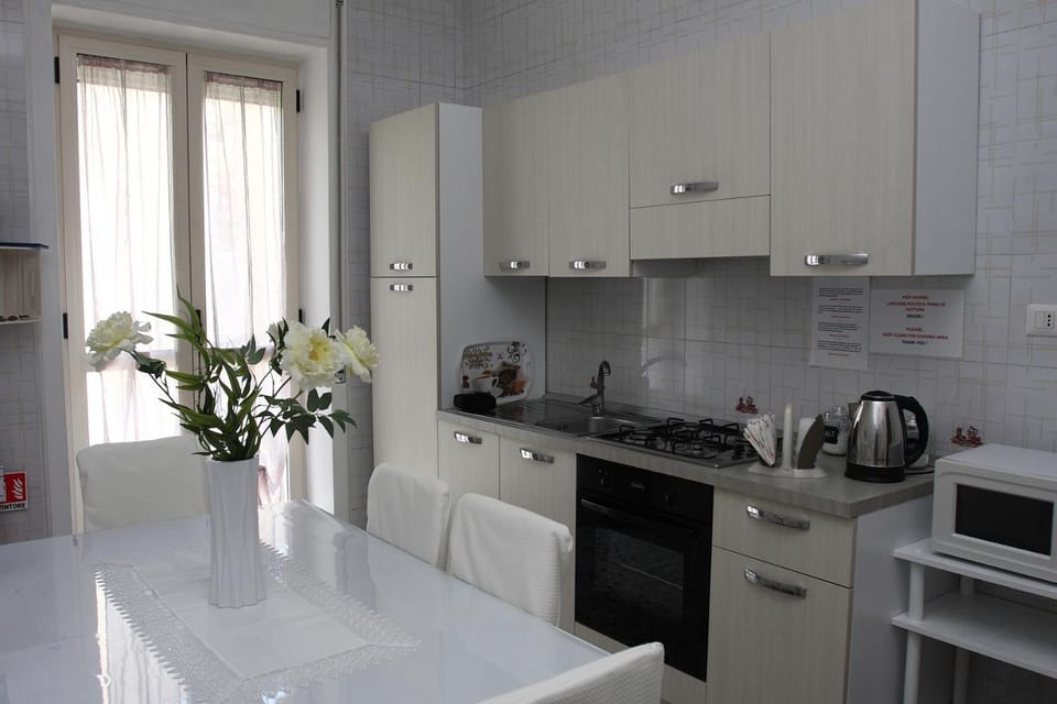 Coffee/tea facilities, Kitchen or kitchenette, stove