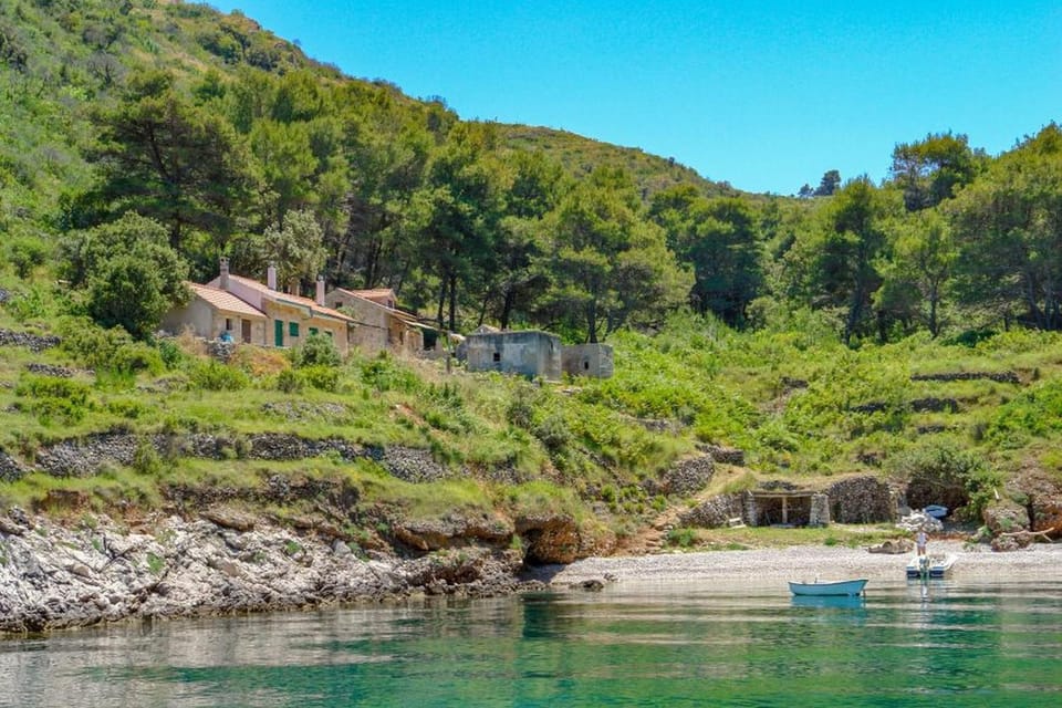 Property building, Facade/entrance, Natural landscape, Beach, Mountain view