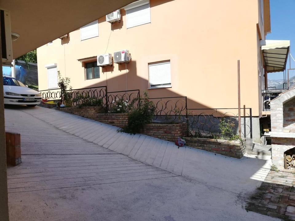 Facade/entrance, Neighbourhood, Garden
