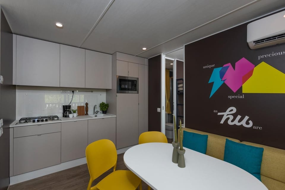 Kitchen or kitchenette, Seating area, Dining area, stove