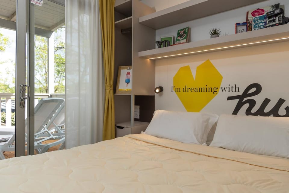 Photo of the whole room, Logo/Certificate/Sign, Bedroom