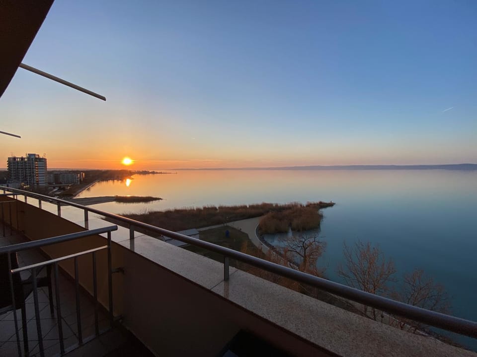 Natural landscape, Balcony/Terrace, Lake view