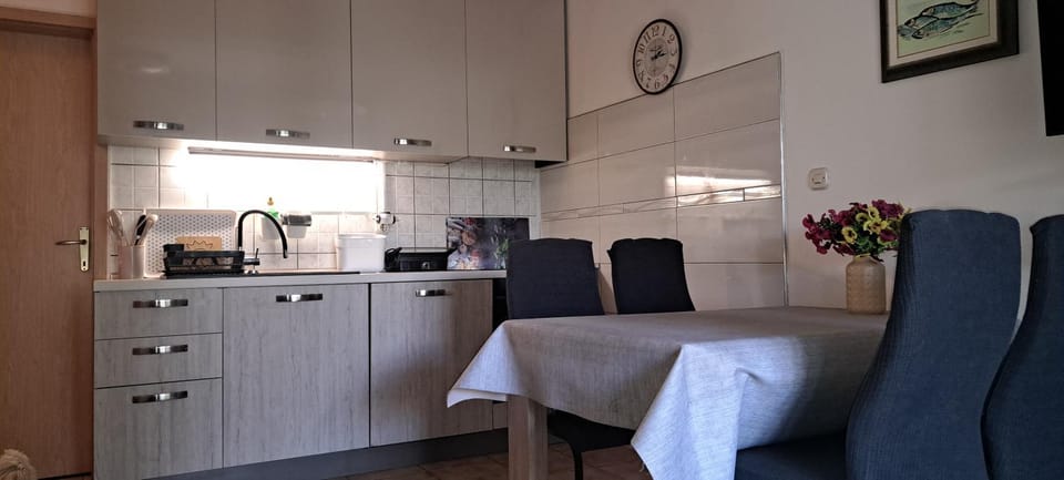 Dining area, kitchen