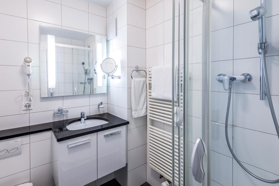 Shower, Bathroom, Decorative detail