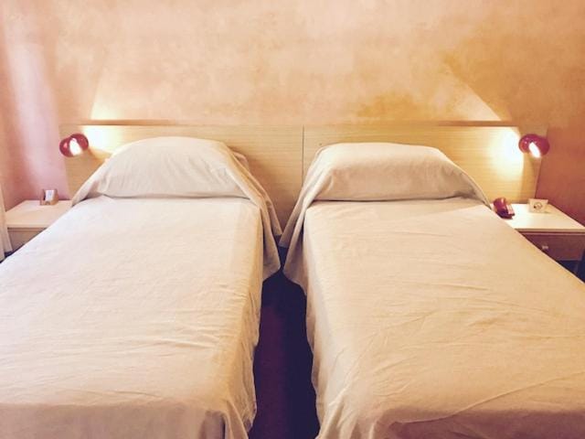 Bed, TV and multimedia, Seating area, Bedroom