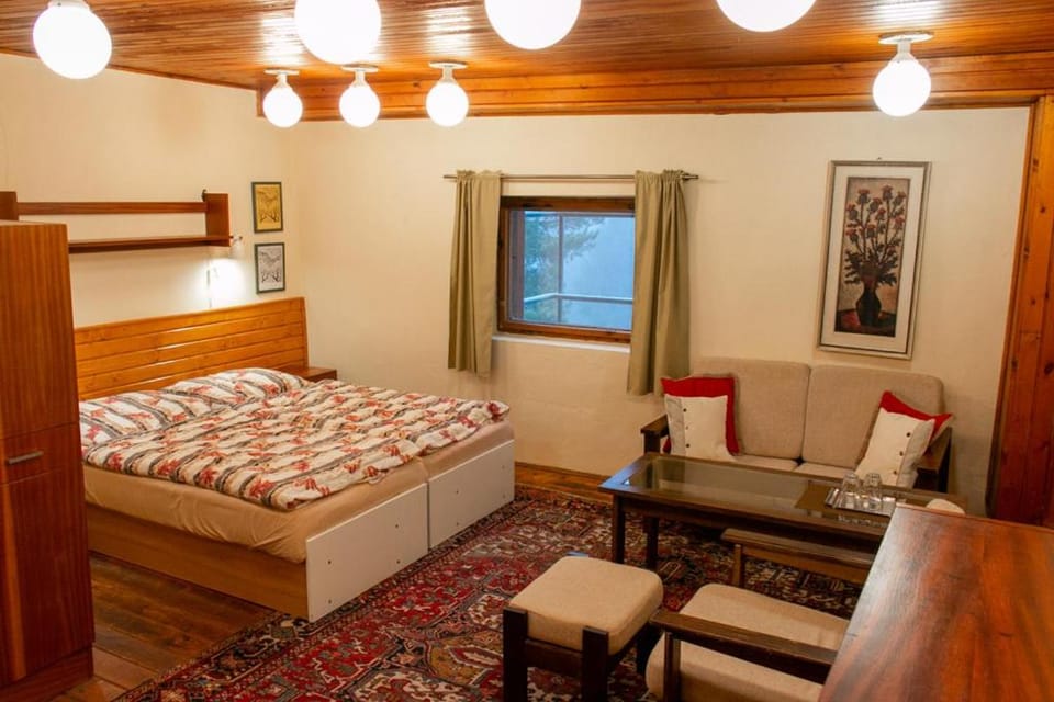 Toilet, Communal lounge/ TV room, Summer, Kitchen or kitchenette