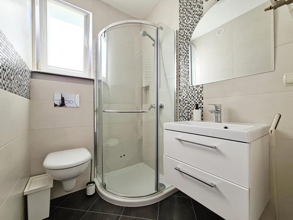 Shower, Toilet, Bathroom