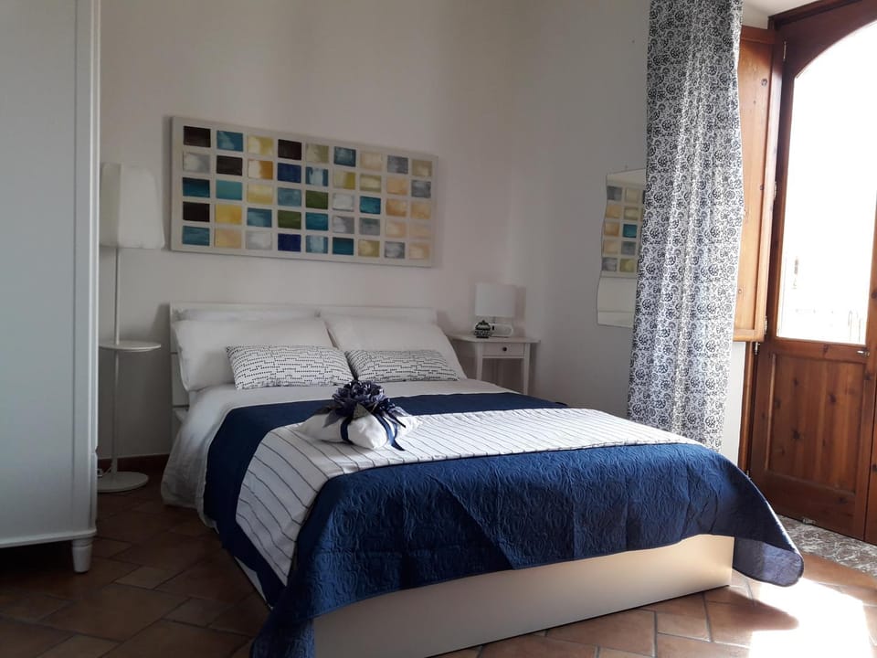 Photo of the whole room, Bedroom, City view, Landmark view, Sea view, Street view