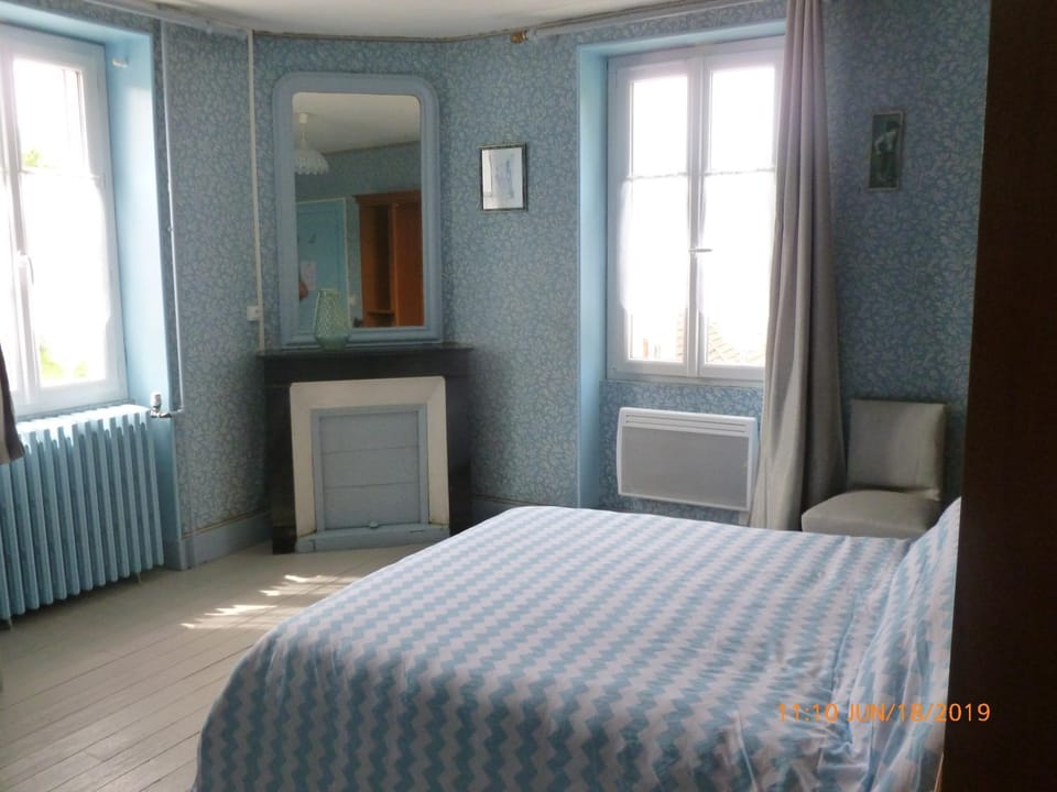 Photo of the whole room, Bedroom, Internal: Not applicable to any particular room