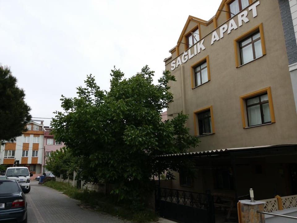 Property building, Day, Neighbourhood, Street view, Location, Parking